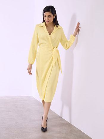 Φόρεμα μίντι κρουαζέ σατέν σε κίτρινο ανοιχτό