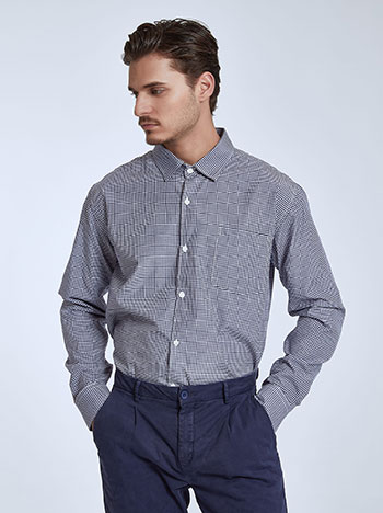 Καρό ανδρικό πουκάμισο με τσέπη, κλασικός γιακάς, κλείσιμο με κουμπιά, ασπρο-μπλε
