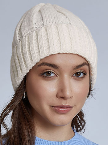 Knitted beanie in off white