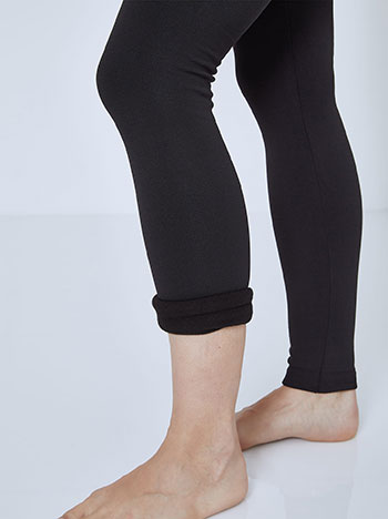 Elastic thermal leggings in black, 6.99€