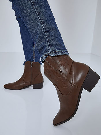 Ankle boots with decorative seams in brown