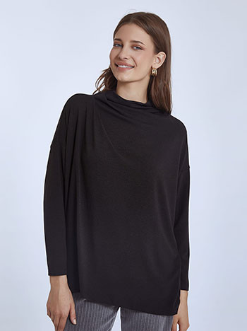 Knitted turtleneck with pleats in black