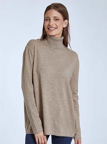 Long monochrome turtleneck in light brown