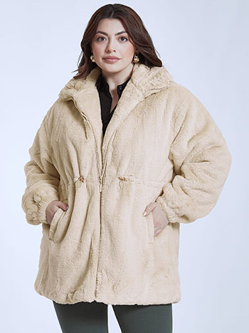 Fur with pockets in light beige