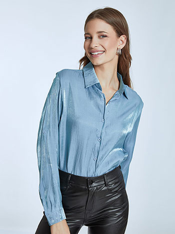 Μεταλλιζέ πουκάμισο, κλασικός γιακάς, κλείσιμο με κουμπιά, γυριστό μανίκι με κουμπί, ασύμμετρο τελείωμα, μπλε ανοιχτο