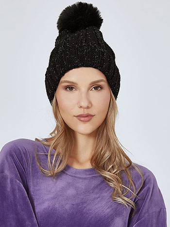 Σκούφος με γούνινο πομ πομ σε μαύρο
