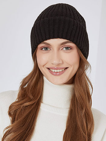 Beanie knitted in black