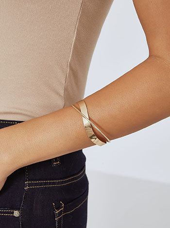 Cuff bracelet in gold