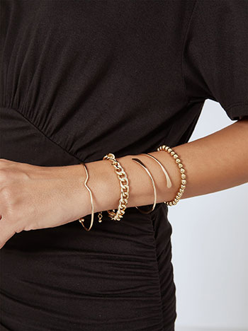 4 bracelets set in gold