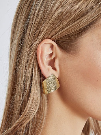 Earrings in gold