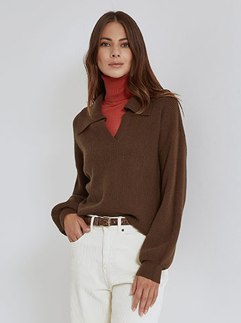 Sweater with point collar in brown