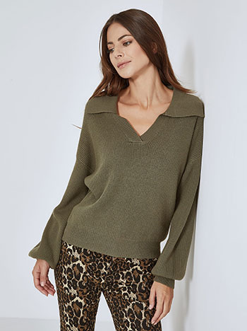 Sweater with point collar in khaki