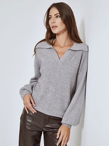 Sweater with point collar in grey