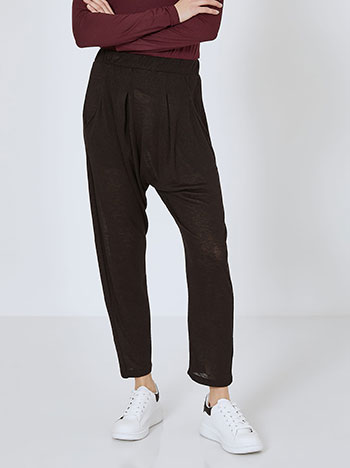 Trousers with pleats in black