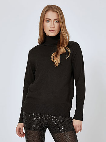 Turtelneck with ribbed details in black