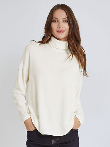 Turtleneck asymmetric in off white