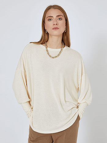 Top with round hemline in off white