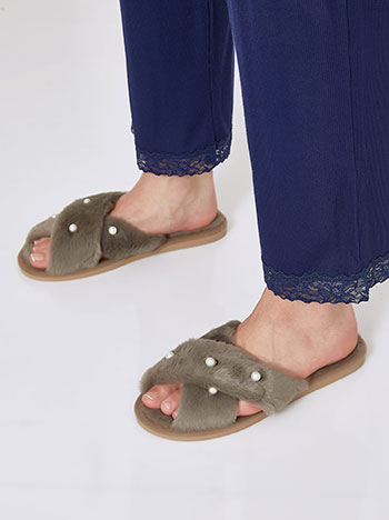 Slippers with pearls in light brown