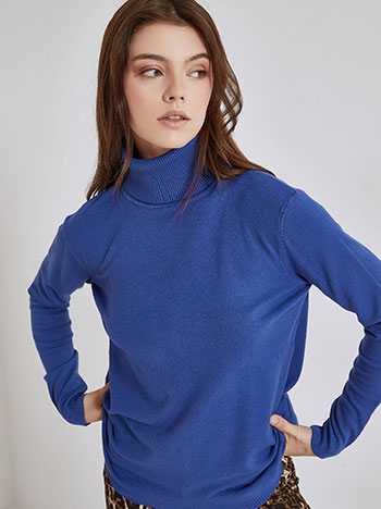 Turtleneck monochrome in electric blue