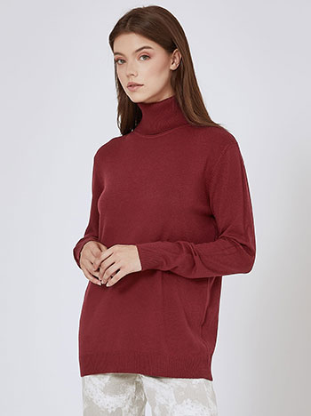 Turtleneck monochrome in wine red