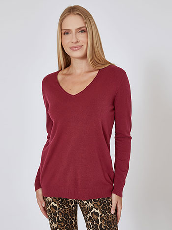 Sweater monochrome with ribbed details in wine red