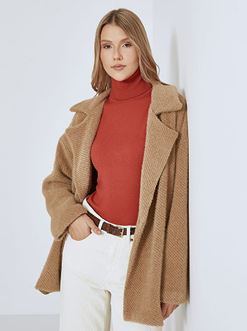 Coat fluffy with collar in camel