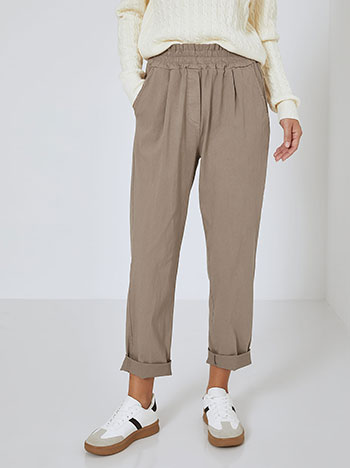 Trousers with rolled up hemline in light brown