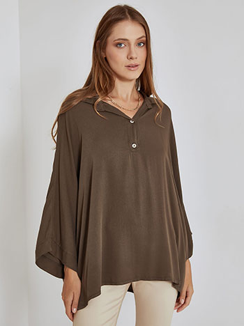 Top monochrome with buttons in brown