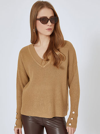 Sweater with buttons in camel