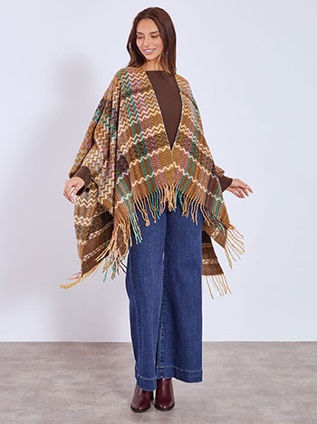 Cape knitted with fringes in camel