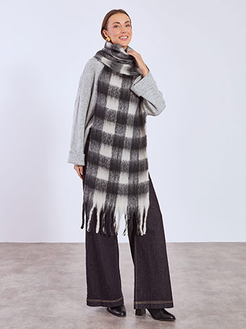 Scarf fluffy plaid in black