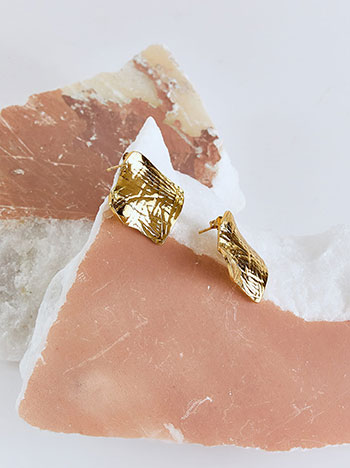 Earrings textured quare shaped in gold