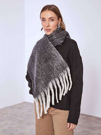 Κασκόλ χνουδωτό με κρόσια σε μαύρο