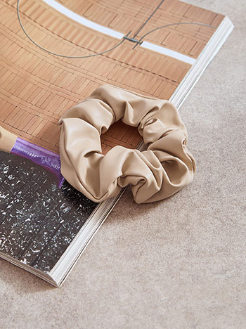 Λαστιχάκι μαλλιών δερματίνης σε μπεζ