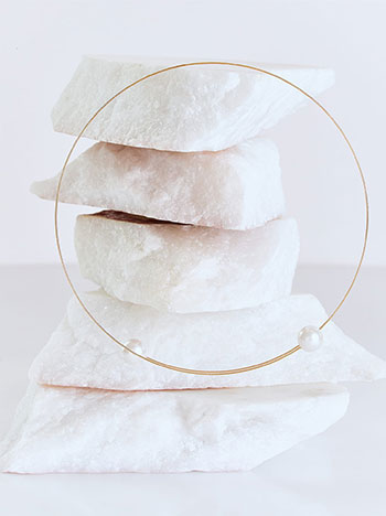 Necklace with pearl ends in gold