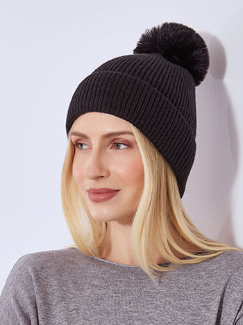 Σκούφος με φούντα γούνινη σε μαύρο