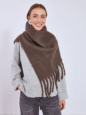 Κασκόλ χνουδωτό με κρόσια σε καφέ