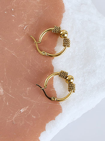 Drop earrings with textured details in gold