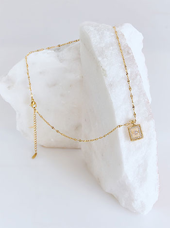 Κολιέ με κρεμαστό strass στοιχείο σε χρυσαφί