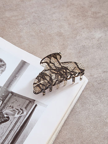 Hair claw with lace pattern in black