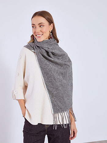 Scarf knitted with fringes in grey