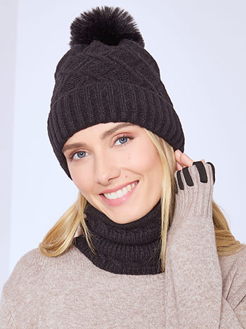 Beanie and snood set in black