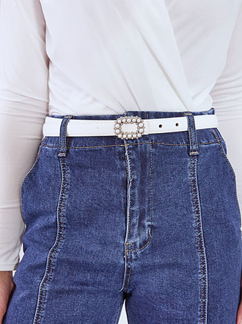 Belt leather effect with pearls on buckle in off white