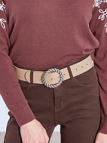 Ζώνη με στρογγυλή ανάγλυφη αγκράφα σε μπεζ