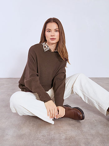 Sweater ribbed in dark brown