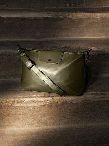 Τσάντα ώμου δερματίνης σε χακί