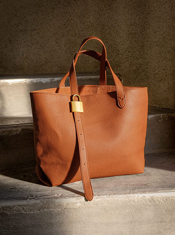 Τσάντα ώμου με διακοσμητικό λουκέτο σε ταμπά