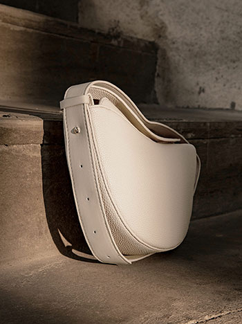 Τσάντα χιαστί με διακοσμητική σούρα σε μπεζ σκούρο