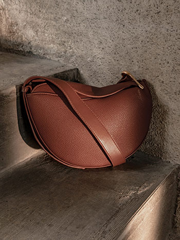 Crossbody bag with hirred detail in brown