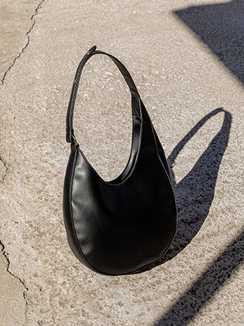 Τσάντα ώμου με ρυθμιζόμενο μήκος ώμου σε μαύρο